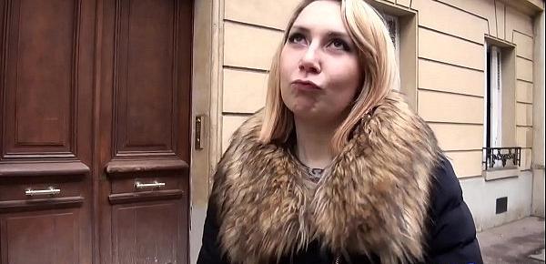 Nikki jeune coquine trouve un inconnu dans la rue pour la baiser